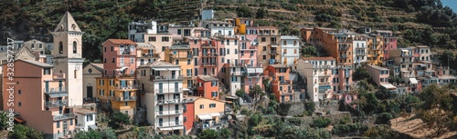 kolorowe domy cinqueterre panorama miasta © Marcin