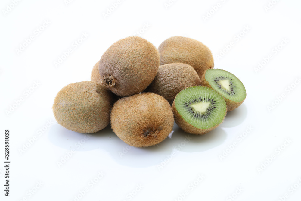 白背景のキウイフルーツ