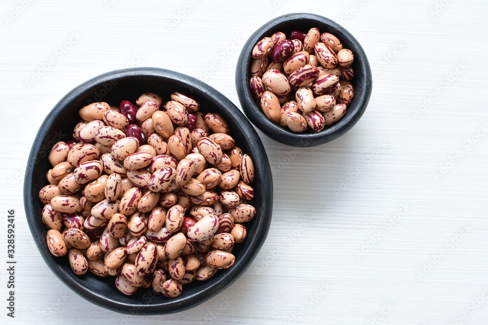 Raw bean grains (Phaseolus vulgaris) displayed in bowl Raw bean grains (Phaseolus vulgaris) displayed in bowl