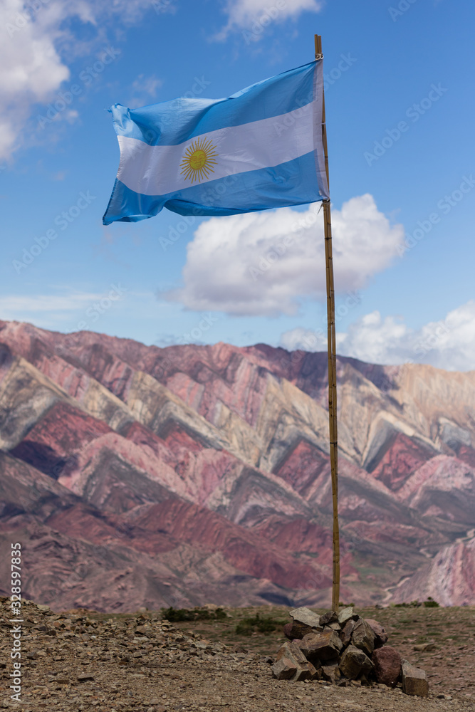 Bandera Argentina con el cerro de los 14 colores de fondo en Humahuaca  Stock Photo | Adobe Stock