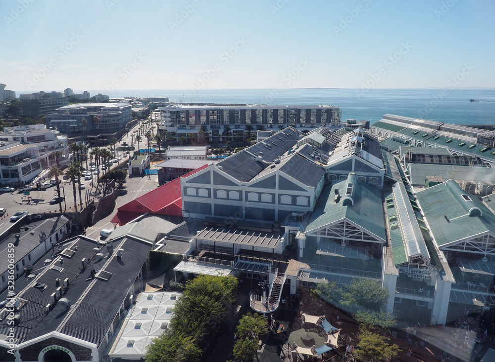 Obraz premium Waterfront in Kapstadt mit Tafelberg und Hafen 