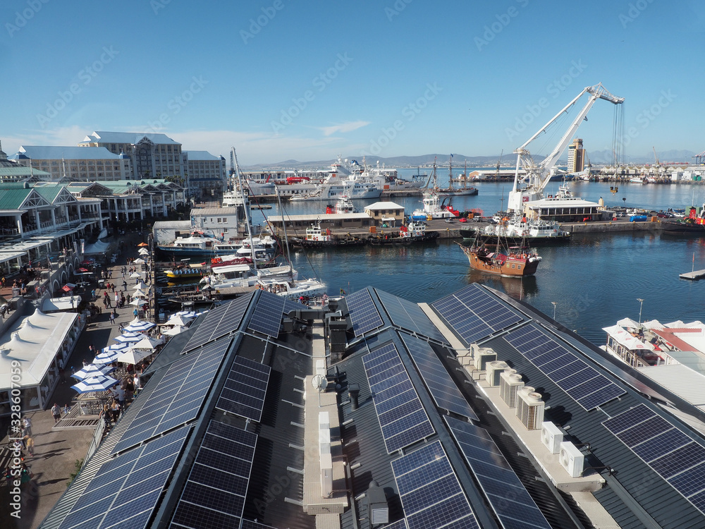 Waterfront in Kapstadt mit Tafelberg und Hafen 