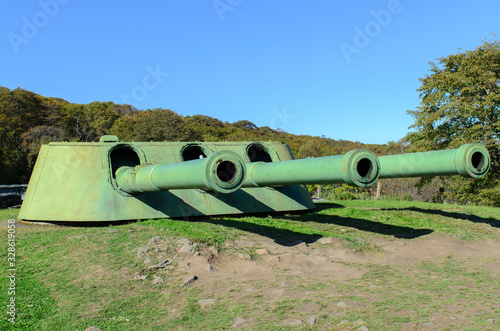 Canvastavla 52-caliber Obukhovskii 12-inch (305 mm) Pattern 1907 guns mounted in triple turret