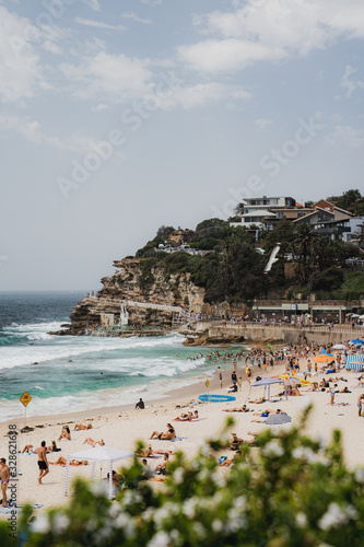 Cuadro en lienzo Bronte Beach, New South Wales - JANUARY 20th, 2020: People enjoying the summer weather one weekend at Bronte Beach, Sydney NSW