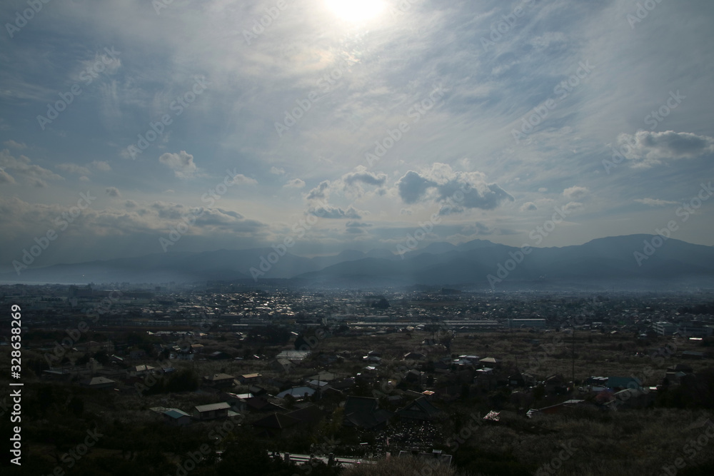 高台から眺める小田原市の街と箱根の山