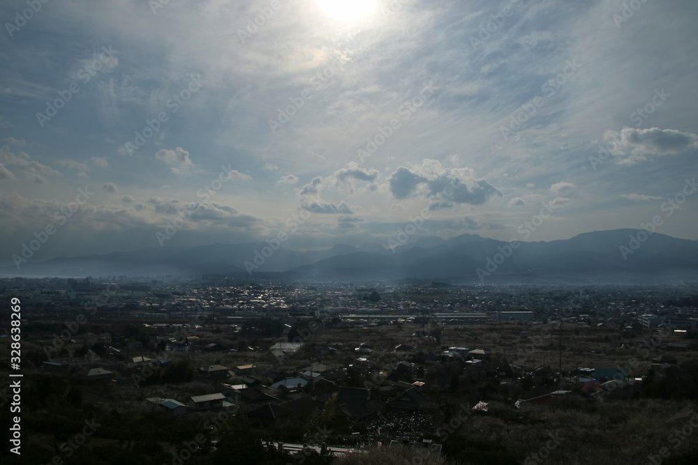Fototapeta premium 高台から眺める小田原市の街と箱根の山