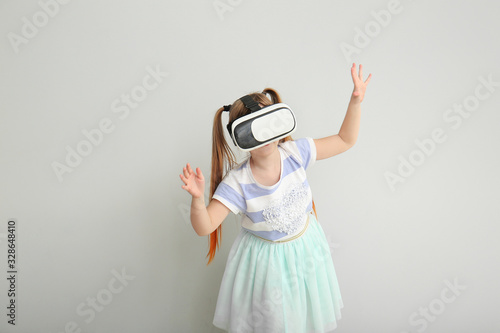 Little girl with virtual re...