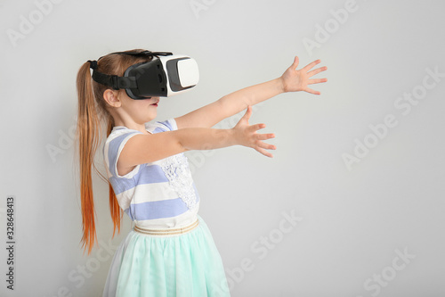 Little girl with virtual re...