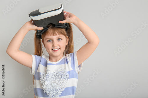Little girl with virtual re...