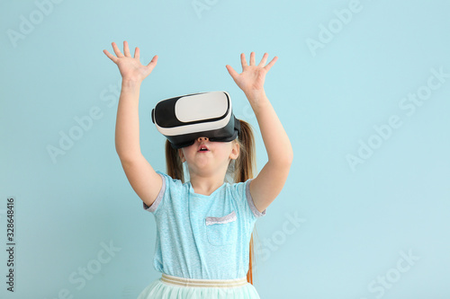 Little girl with virtual re...