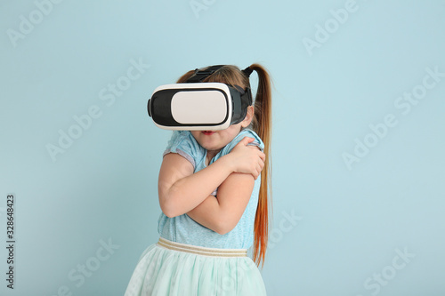 Little girl with virtual re...