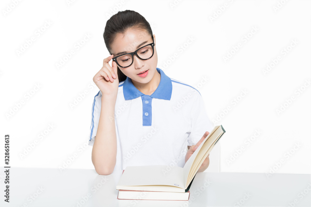 girl wearing a short-sleeved uniforms girl wearing a short-sleeved uniforms