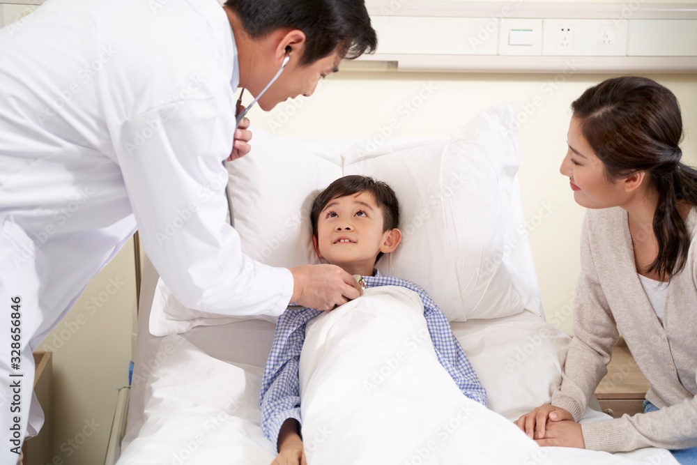Obraz premium asian pediatrician examining child using stethoscope