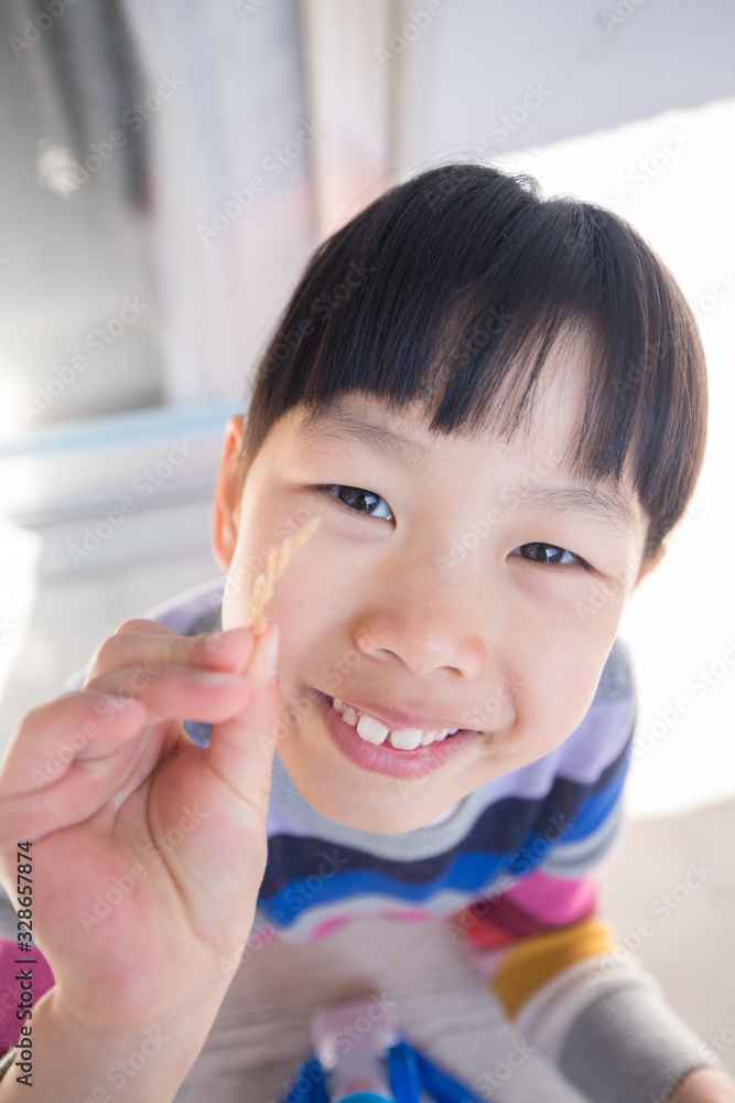 稲の実を持っている可愛い子供 稲の実を持っている可愛い子供