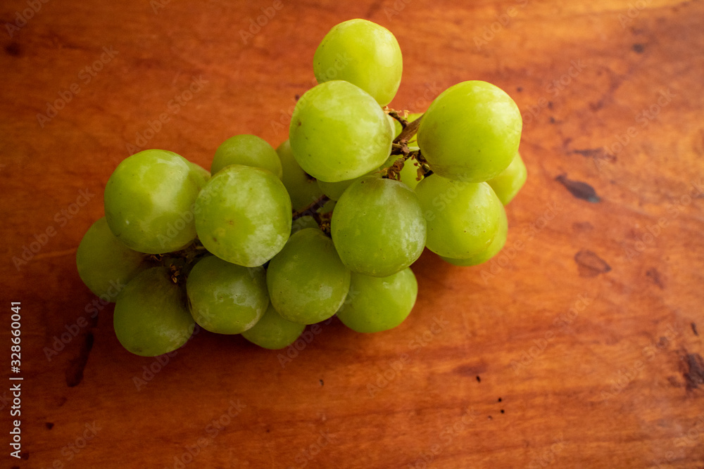 木皿の上の青ブドウ Green grapes on a wooden plate 5 木皿の上の青ブドウ Green grapes on a wooden plate 5