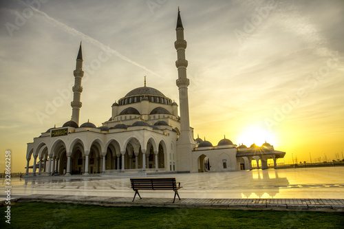 Fotografie The Sharjah Mosque, is the largest mosque in the Emirate of Sharjah, the United