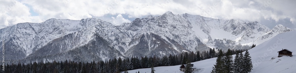 Panorama des Sonnwendjochkette im Winter