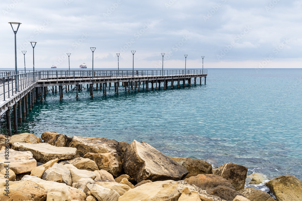 Obraz premium A wooden pier at he waterfront of Limassol