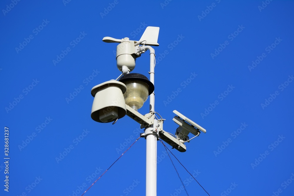 Portable weather station for determining the weather Portable weather station for determining the weather