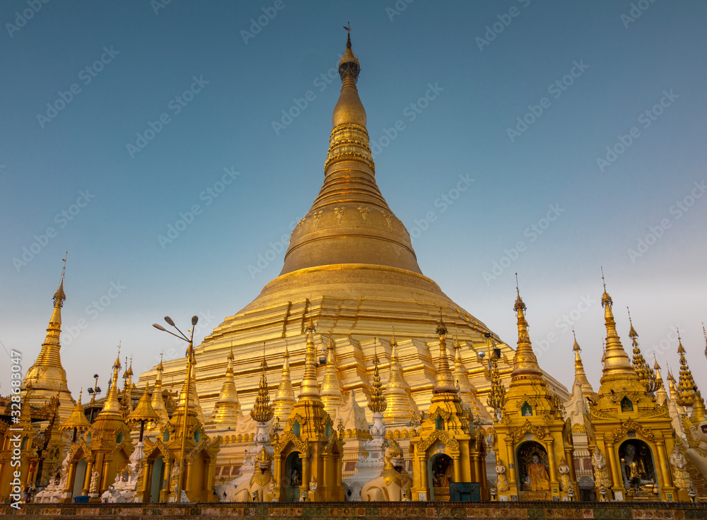 Fototapeta premium Golden stupa of the Shwedagon Pagoda