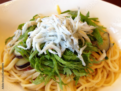 Valokuva Healthy pasta with whitebait(Shirasu), green perilla, and eggplant