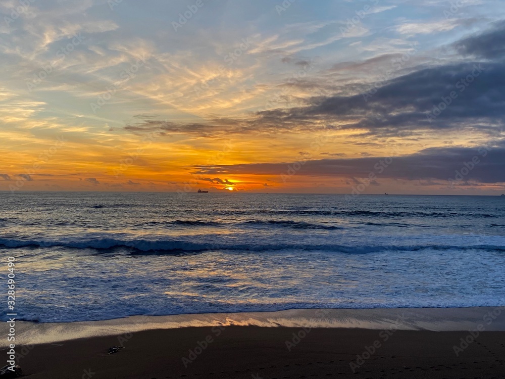 Obraz premium Amazing sunset over the sea
