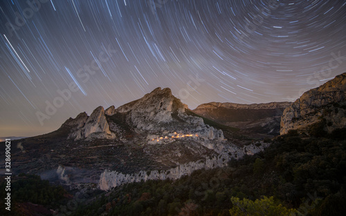 Paisaje nocturno de montañas y estrellas de la Abella de la Conca en Lerida (Cataluña, España)