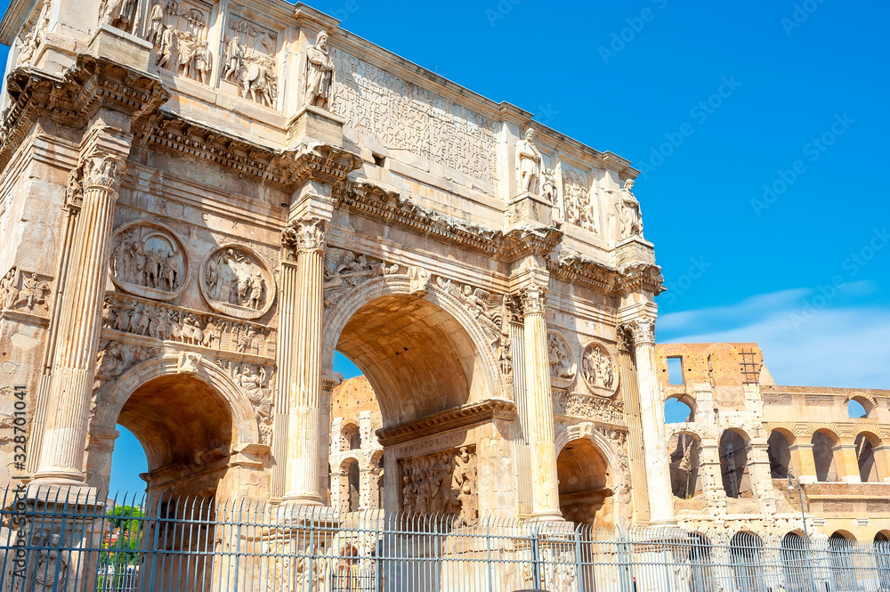 Obraz premium View of the Arch of Constantine in Rome at dawn, the walls of the Colosseum in the background. above famous architectural landmark. Europe. Italy