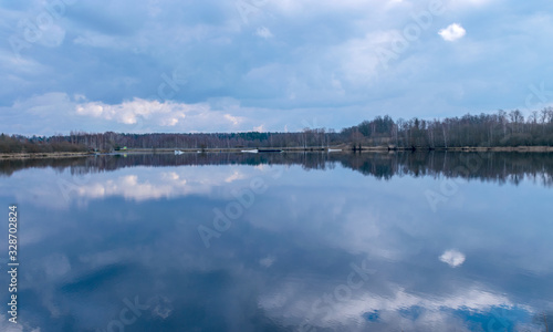 the view of the calm lake, the blue sky © ANDA