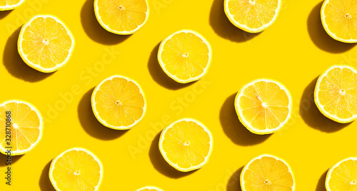 Fotografia Fresh yellow lemons overhead view - flat lay