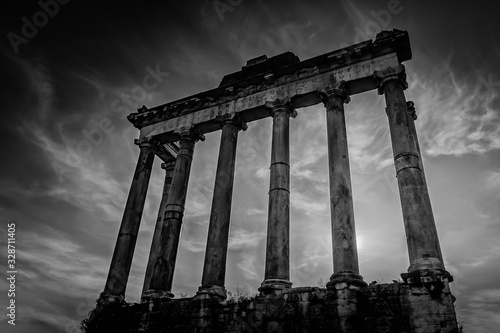Obraz na płótnie Columns of a temple ruin at the Roman Forum w salonie