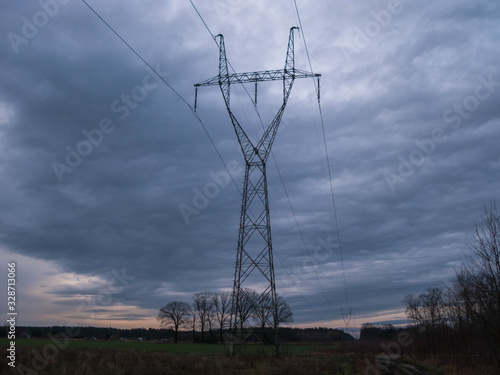 Słup trakcji elektrycznej na tle nieba.