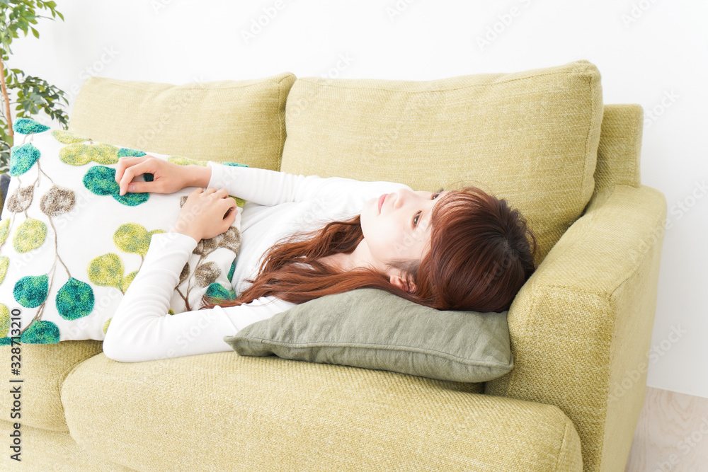 部屋でリラックスをする若い女性 部屋でリラックスをする若い女性