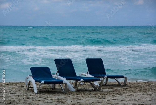 Fototapeta Naklejka Na Ścianę i Meble -  Chaises de plage sur le sable de Varadero, Cuba