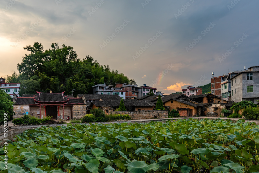 The houses in the countryside are simple and beautiful. The mountains are green and the environment is beautiful The houses in the countryside are simple and beautiful. The mountains are green and the environment is beautiful