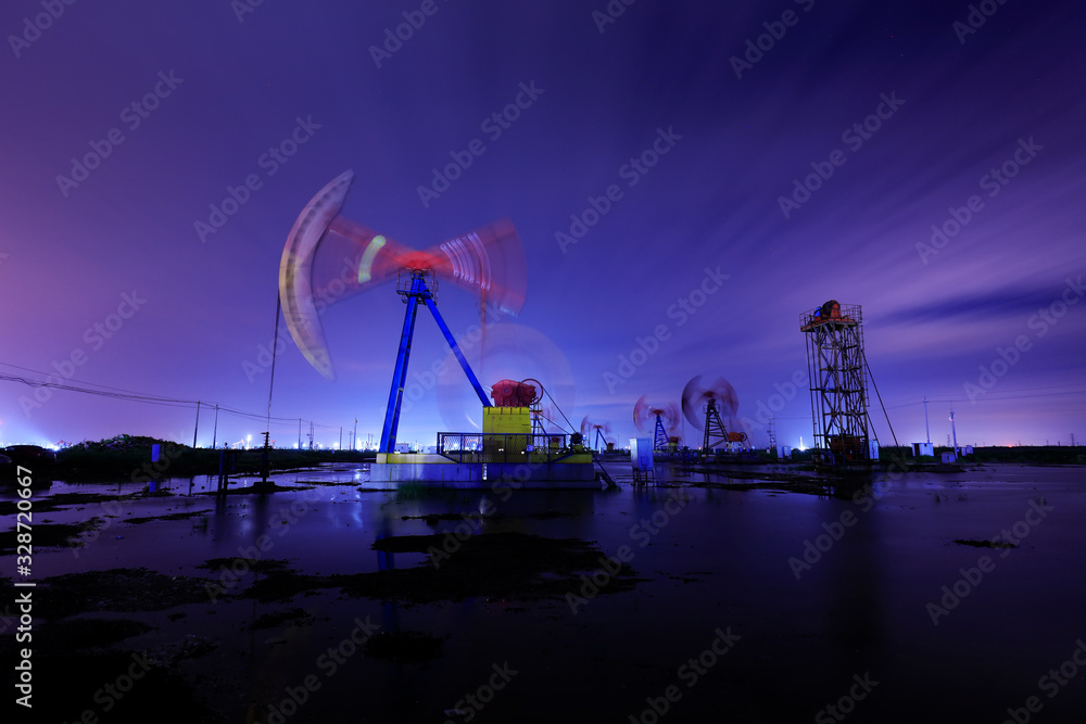 Obraz premium Oil pumping machinery and equipment at work, China