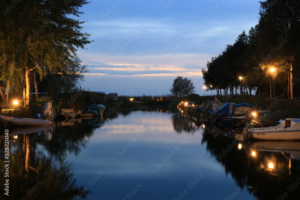 Obraz premium Night sky reflection on lake
