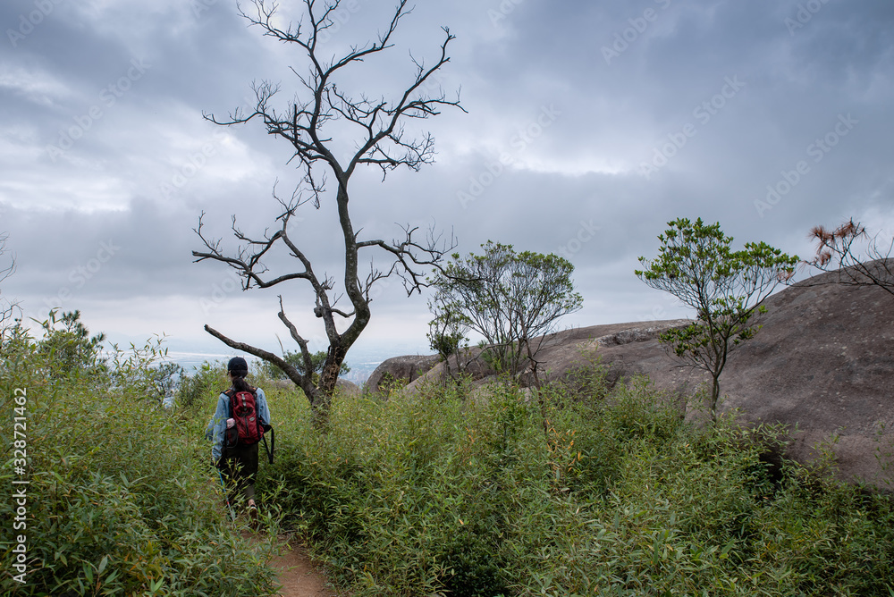 Obraz premium Outdoor enthusiasts are climbing mountains