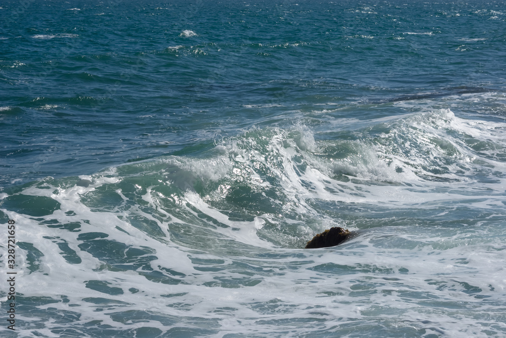 Fototapeta premium closeup emerald sea coast with waves