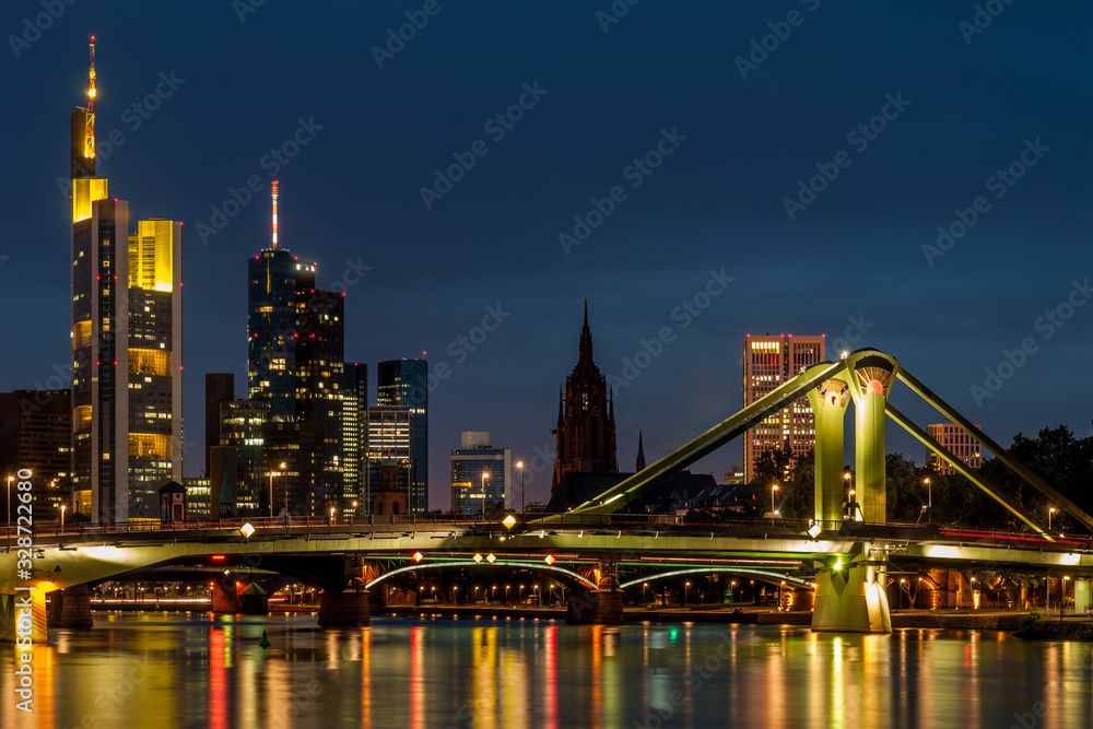 Die Flößerbrücke in Frankfurt bei Nacht