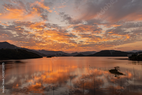 The sunset cloud has dyed the lake red, and the sky is connected with the water