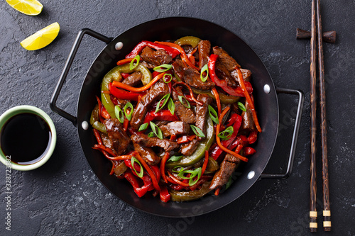 Fotografia Beef and vegetables stir fry in a pan