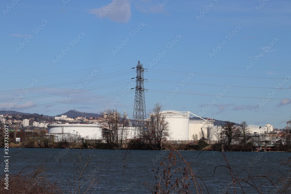 Cuves de stockage de pétrole - Entrepôt Petrolier de Lyon, filiale de Raffinerie du midi au port fluvial Edouard Herriot à Lyon - filiale de Total, Esso, et Petroplus - Lyon - Rhône - France