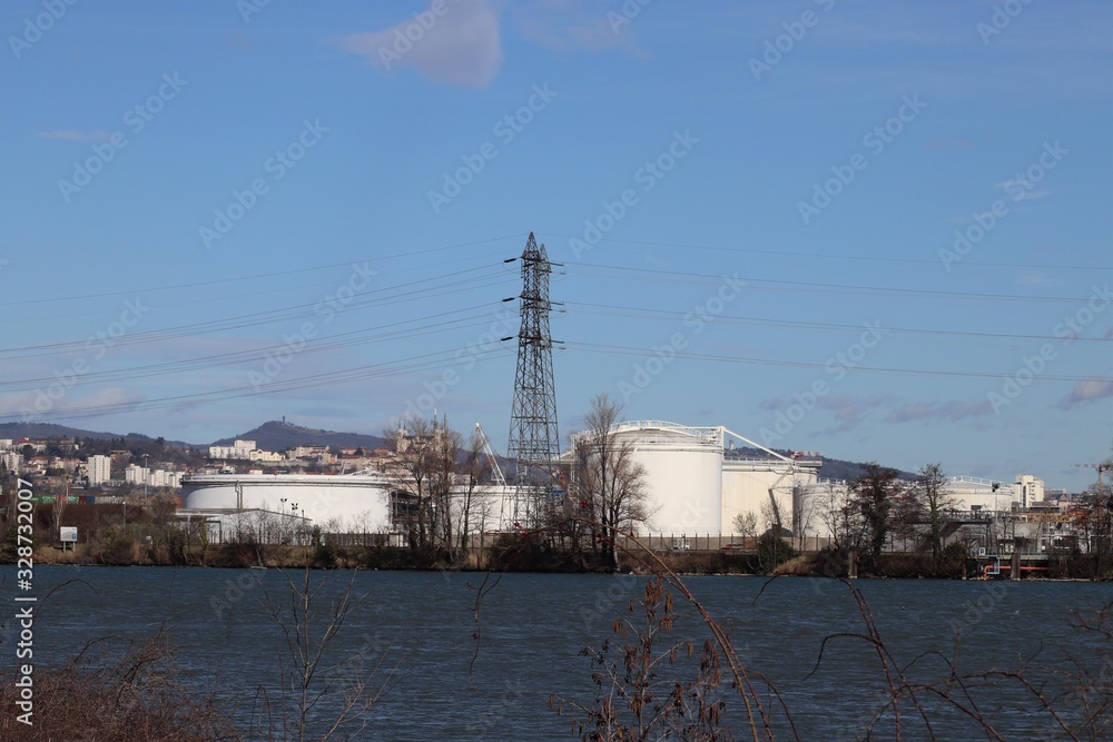 Obraz premium Cuves de stockage de pétrole - Entrepôt Petrolier de Lyon, filiale de Raffinerie du midi au port fluvial Edouard Herriot à Lyon - filiale de Total, Esso, et Petroplus - Lyon - Rhône - France