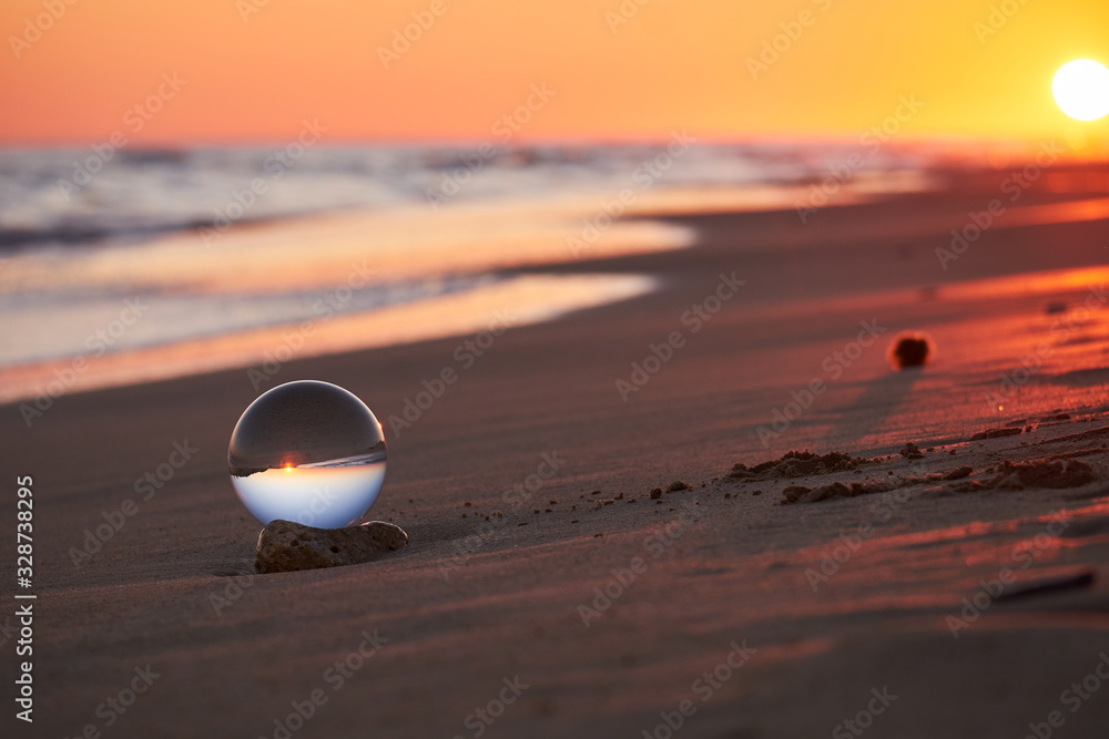 Tramonto sulla sfera di cristallo,sulla spiaggia salentina Tramonto sulla sfera di cristallo,sulla spiaggia salentina