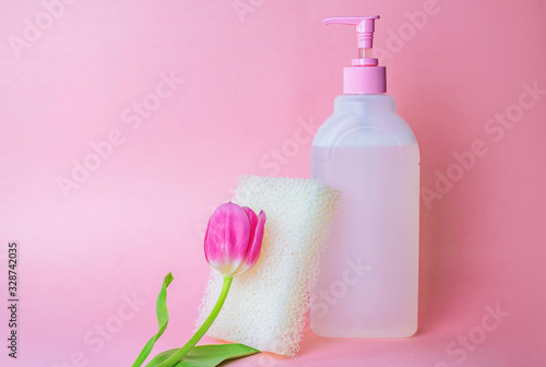 Obraz na płótnie Liquid soap for women with a dispenser on a pink background