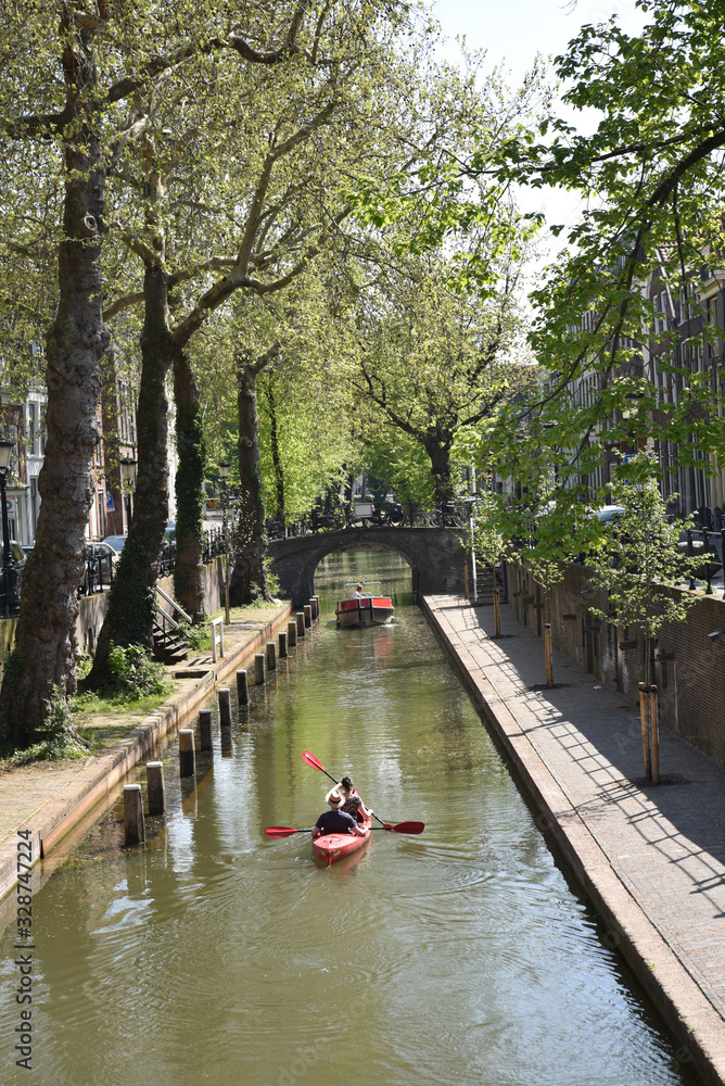 Naviguer sur les canaux d'Utrecht, Pays-Bas