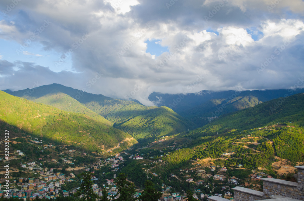 Obraz premium The aerial view of Thimphu city from the top of Buddha point on a foggy morning