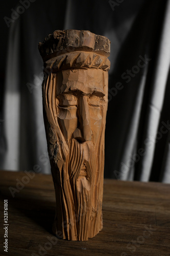 rostro místico tallado en taco de madera