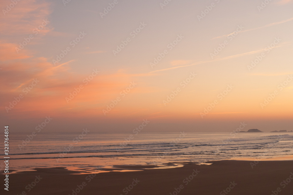 Playa de la localidad guipuzcoana de Zarautz y mar Cantábrico al amanecer.